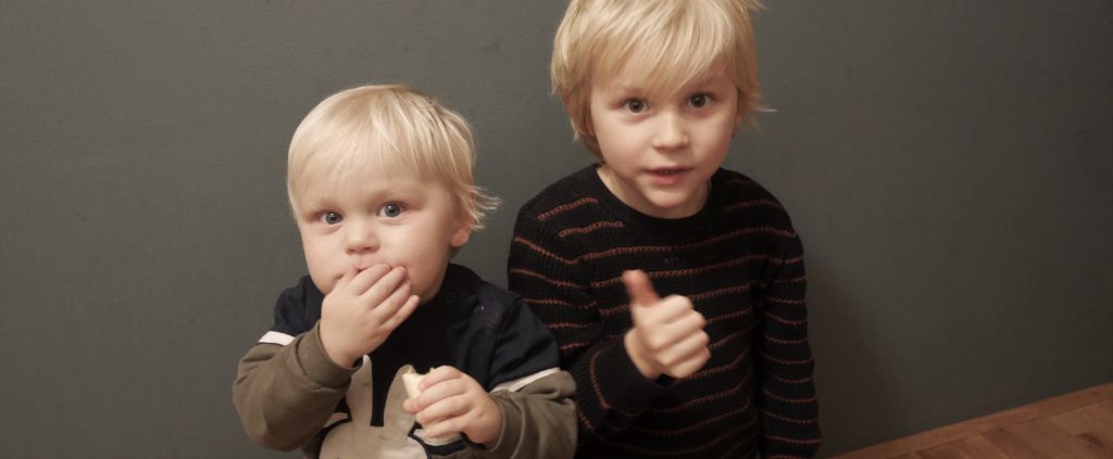 De twee broers David en Sam samen op de foto.